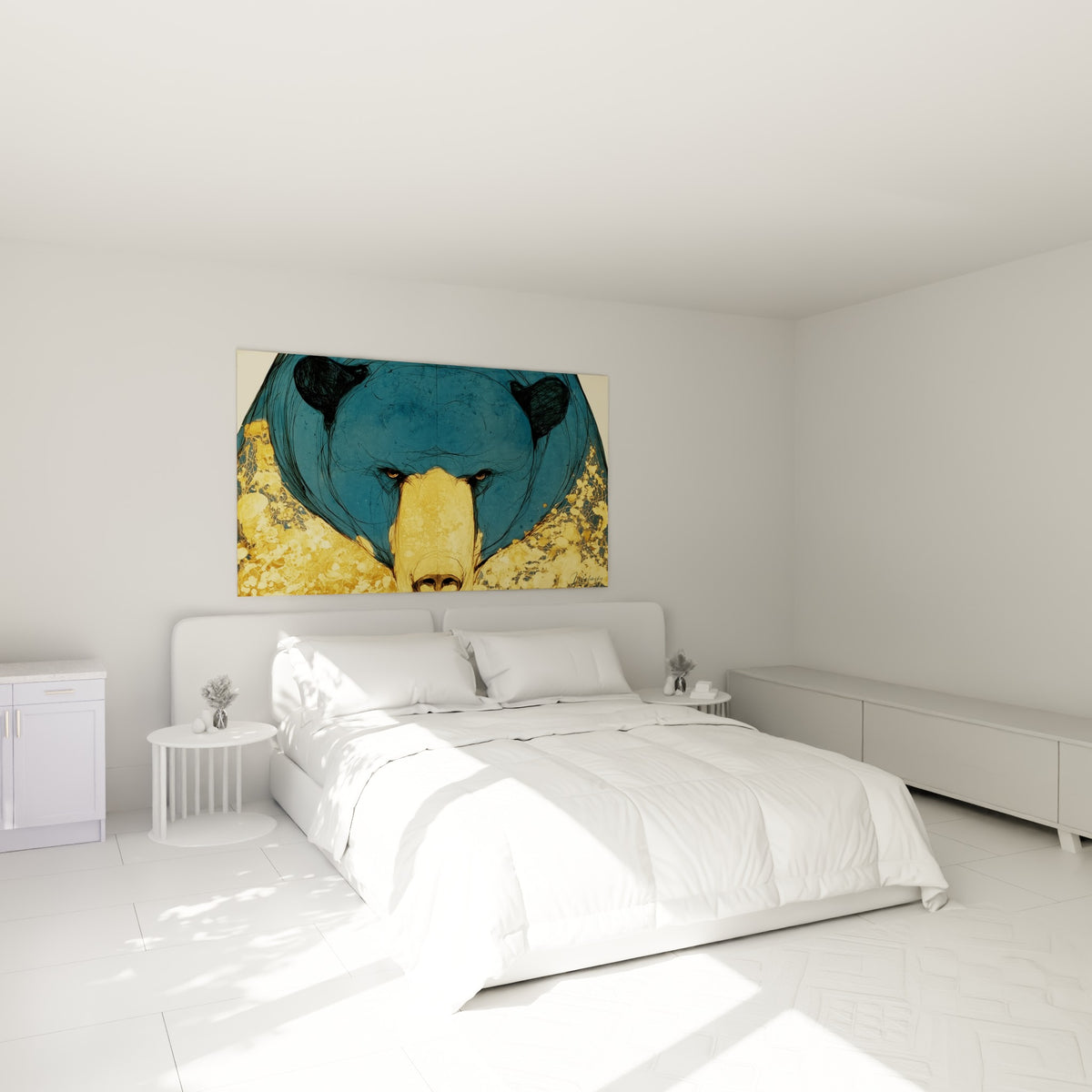 Museau doré et regard sombre de l'ours brun, accroché au-dessus d'un lit dans une chambre claire