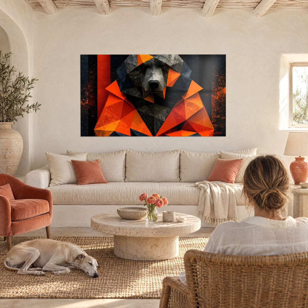 Tableau ours brun aux facettes orange et anthracite, regard ambré, face à une femme de dos, au-dessus d'un canapé dans un salon lumineux
