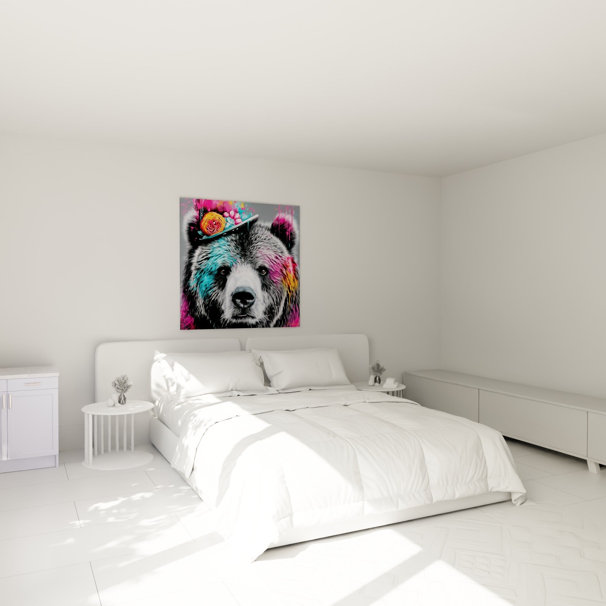 Museau noir d'ours brun entouré de coulures roses et dorées, accroché au-dessus d'un lit dans une chambre claire