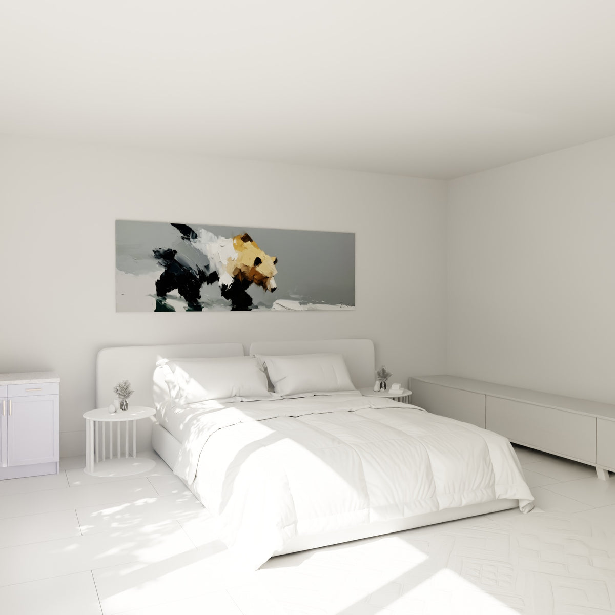 Silhouette massive d'un ours brun ocre et gris accrochée au-dessus d'un lit dans une chambre claire