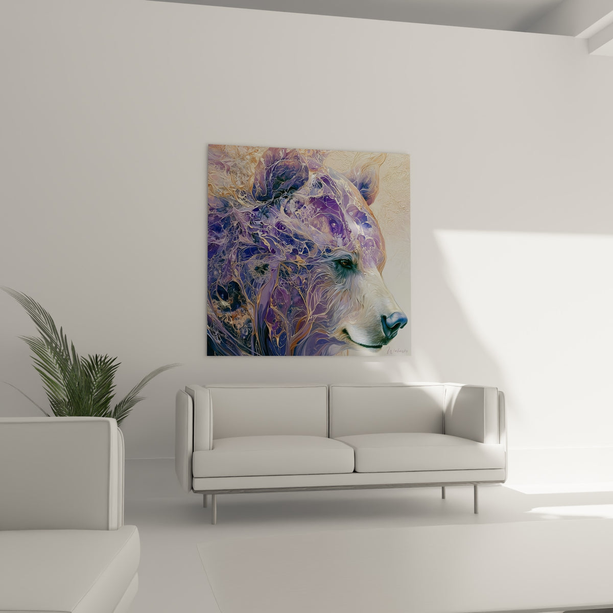 Ours brun marbré violet et ocre suspendu au-dessus d'un canapé dans un salon lumineux