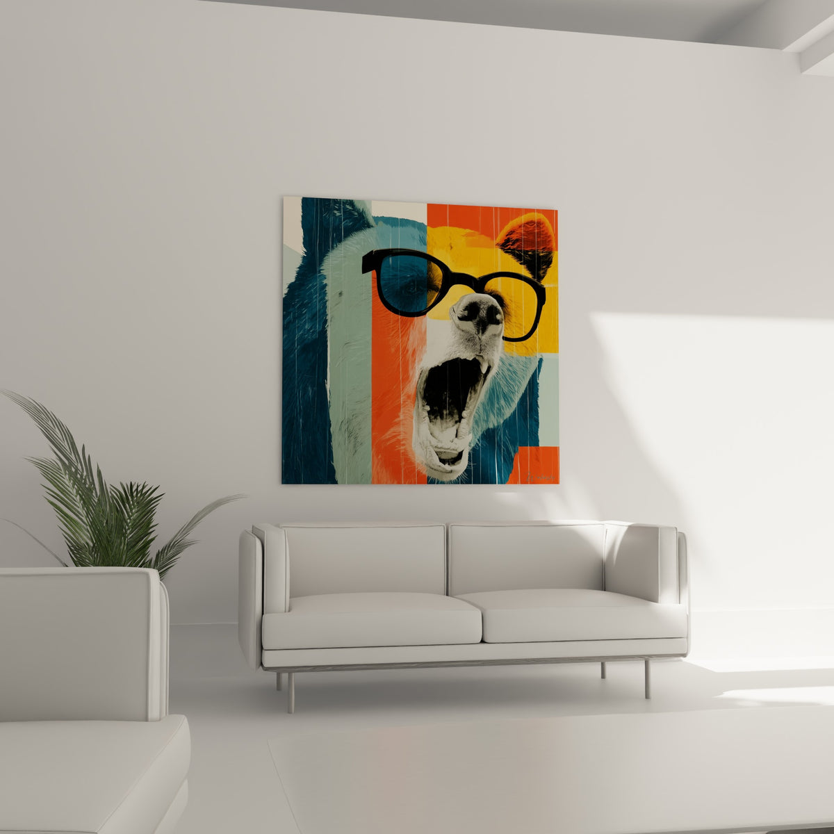 Rugissement d'ours brun sur fond bleu pétrole et orange vif, disposé au-dessus d'un canapé dans un salon lumineux
