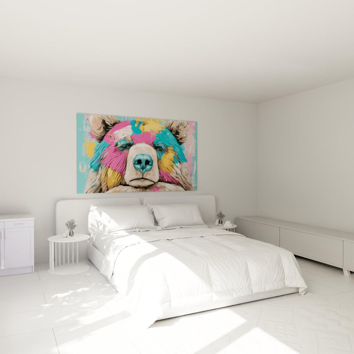 Museau turquoise et pelage rose de l'ours brun accroché au-dessus d'un lit dans une chambre claire
