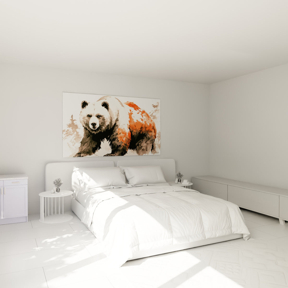 Silhouette massive de l'ours brun aux teintes orangées et anthracite, au-dessus d'un lit dans une chambre claire
