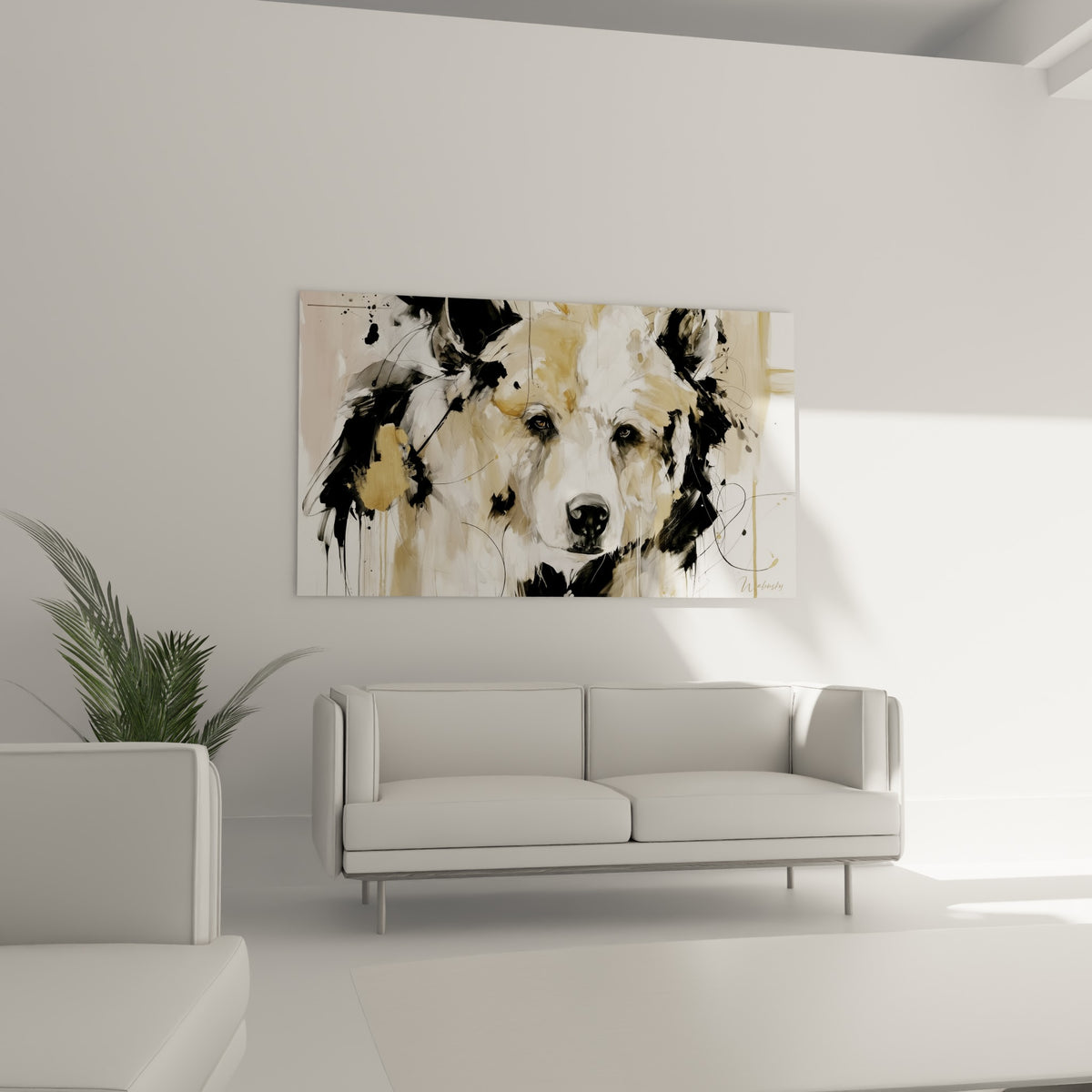 Portrait de l'ours brun aux coulures dorées et noires, au-dessus d'un canapé dans un salon lumineux