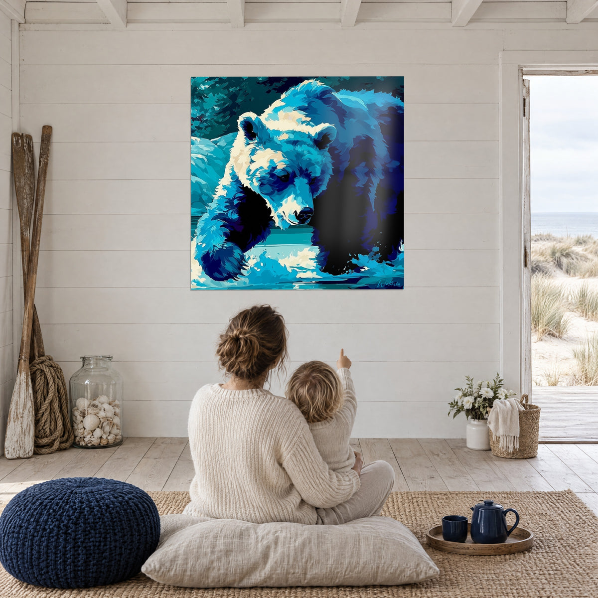 Tableau grand ours aux reflets marine et turquoise, patte sur le courant, admiré par une mère et son enfant sur un pouf bleu