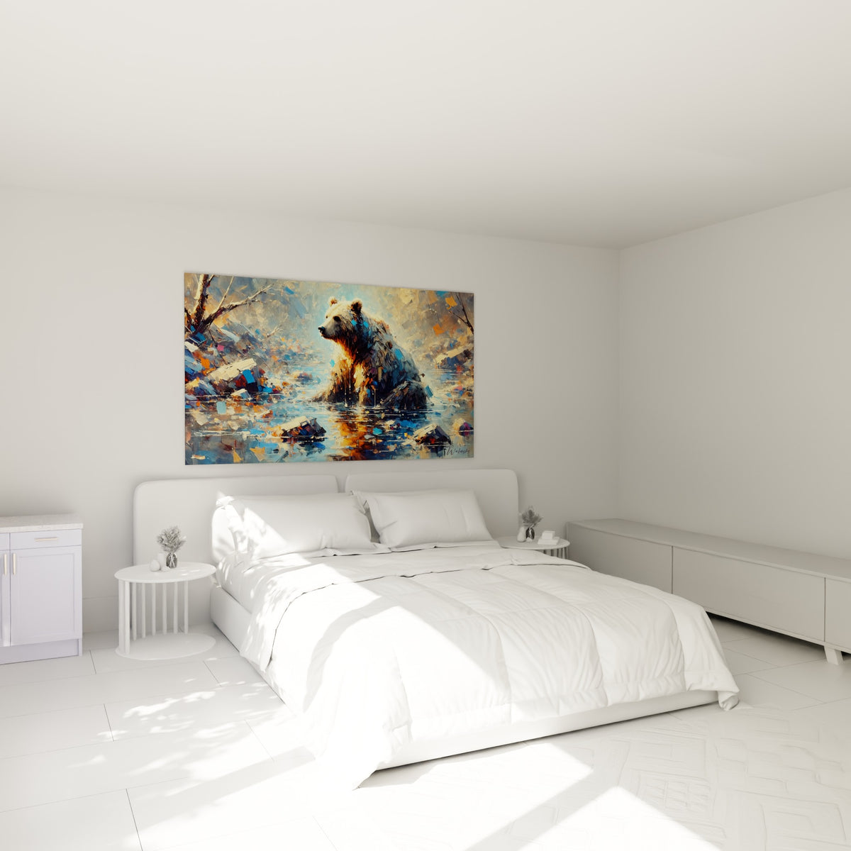 Silhouette massive d'un ours brun ocre et bleu pastel, au-dessus d'un lit dans une chambre claire