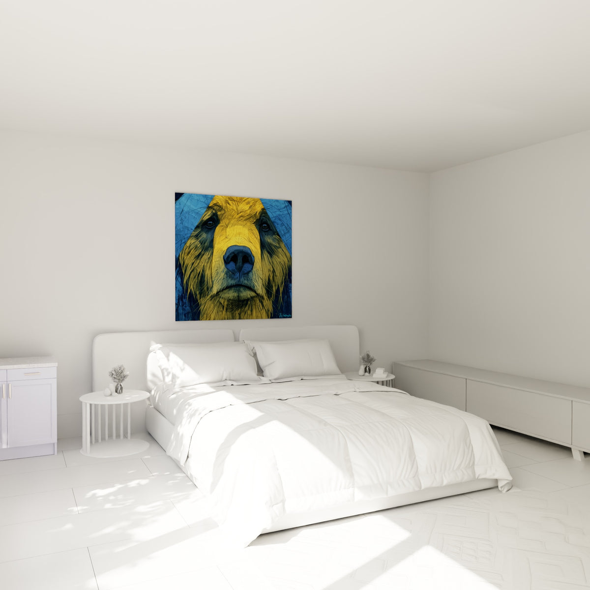 Museau doré d'ours brun aux yeux sombres, accroché au-dessus d'un lit dans une chambre claire