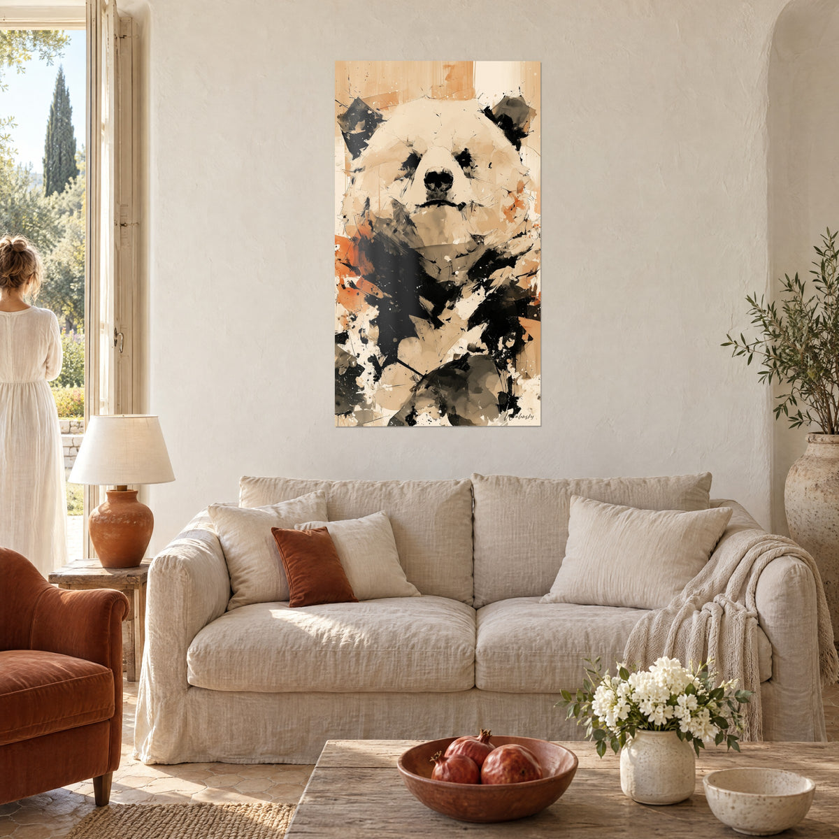 Tableau ours à la face crème, taches noires et éclats orange accrochés au mur, au-dessus d'un canapé dans un salon lumineux