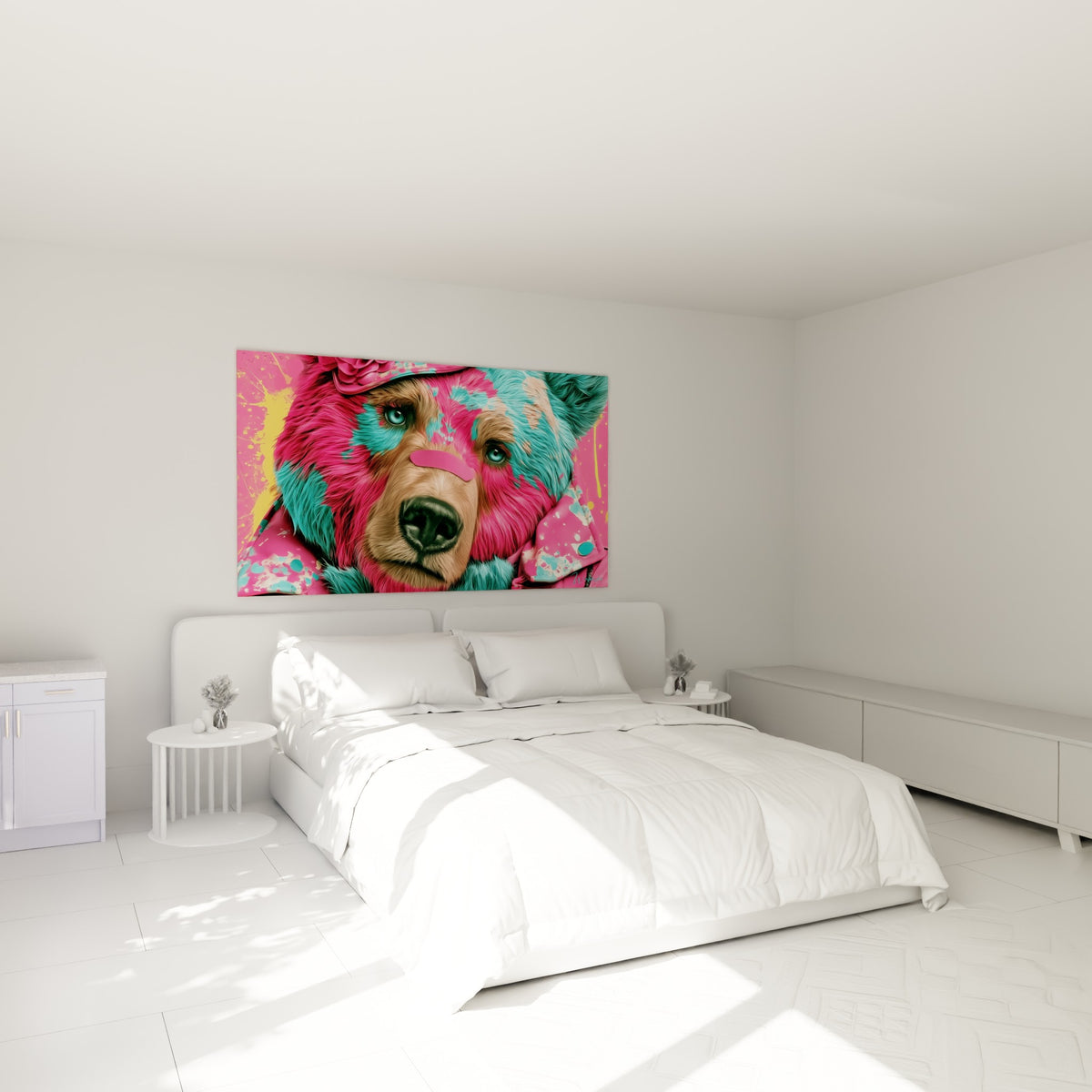 Ours brun rose et turquoise au regard intense, accroché au-dessus d'un lit dans une chambre claire