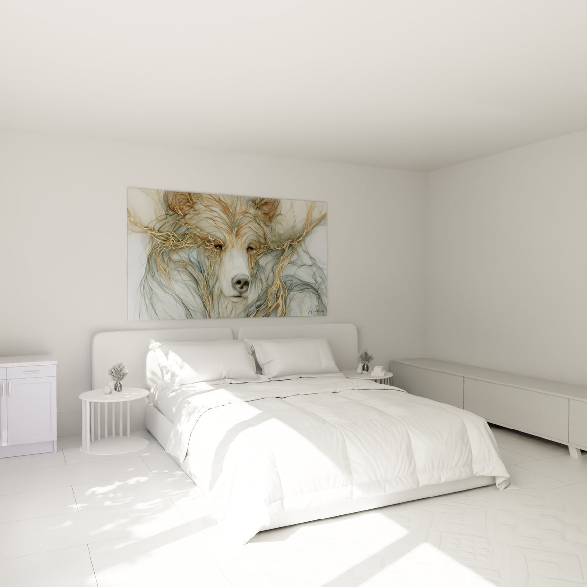 Regard perçant de l'ours brun doré et anthracite, accroché au-dessus d'un lit dans une chambre claire