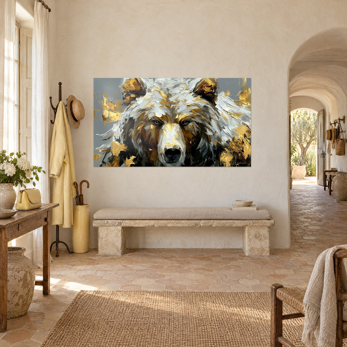 Πίνακας με μετωπική προσωπογραφία grizzly, με λευκές και χρυσές πινελιές με σπάτουλα σε γκρι φόντο, από τρία τέταρτα σε ένα προβηγκιανό αγροτόσπιτο