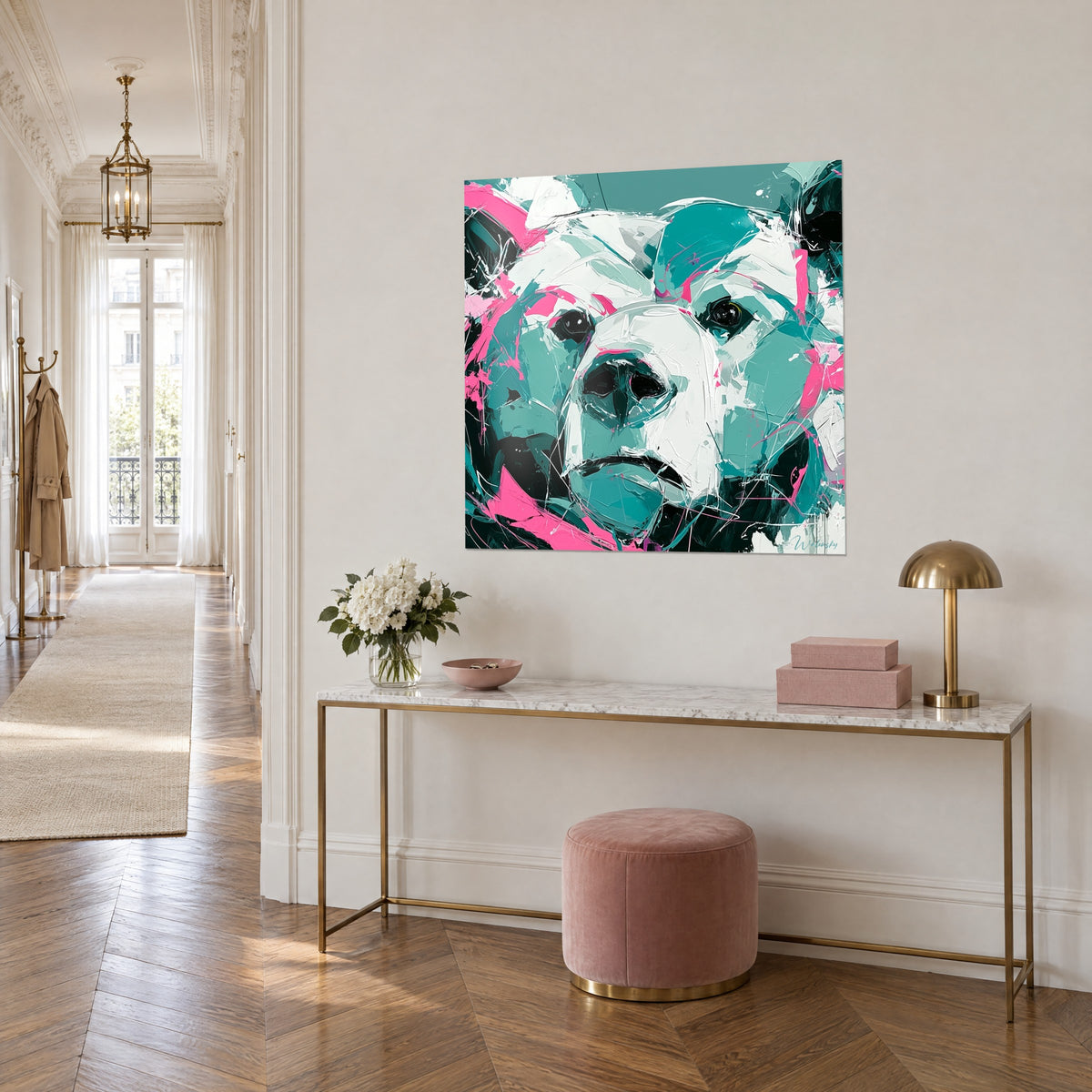 Tableau fauve à museau blanc crème, yeux noirs brillants, traits roses et turquoise, dans un couloir haussmannien en parquet