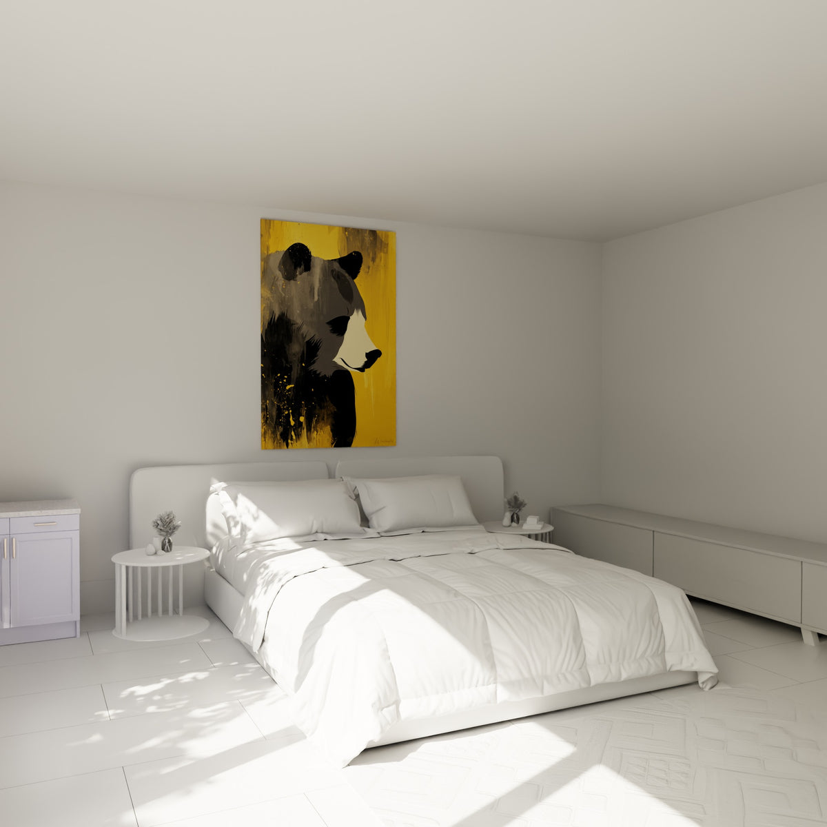 Silhouette d'ours brun anthracite et jaune moutarde accrochée au-dessus d'un lit dans une chambre claire
