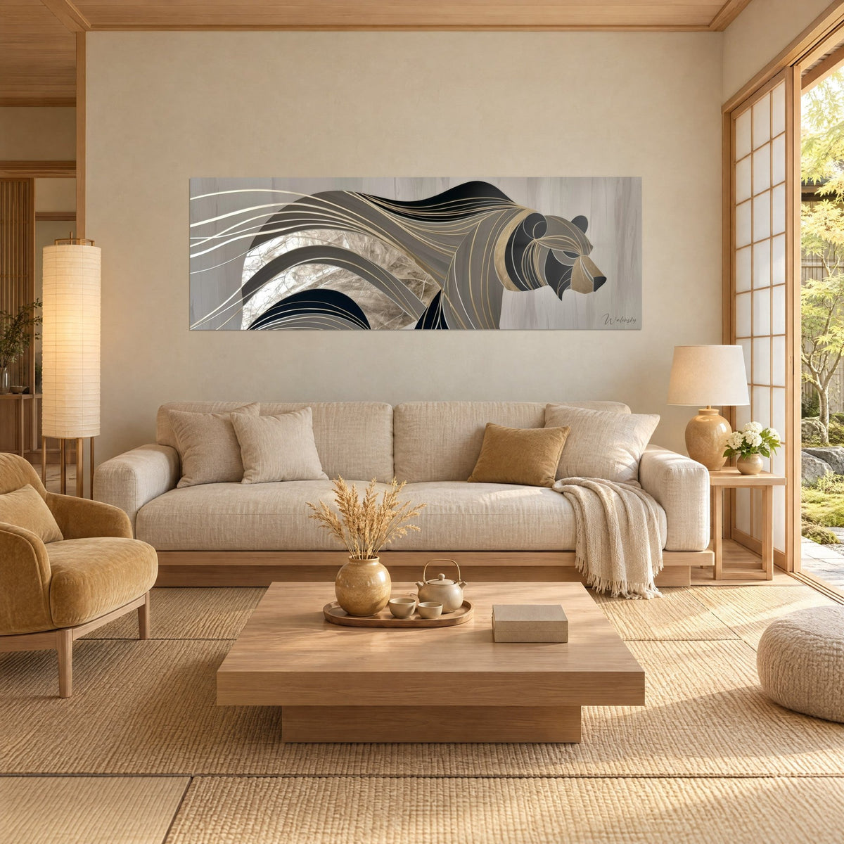 Gemälde eines stilisierten braunen Bären in grauen, schwarzen und goldenen Streifen, fließendes Fell in Bändern, über einem Sofa in einem hellen Wohnzimmer