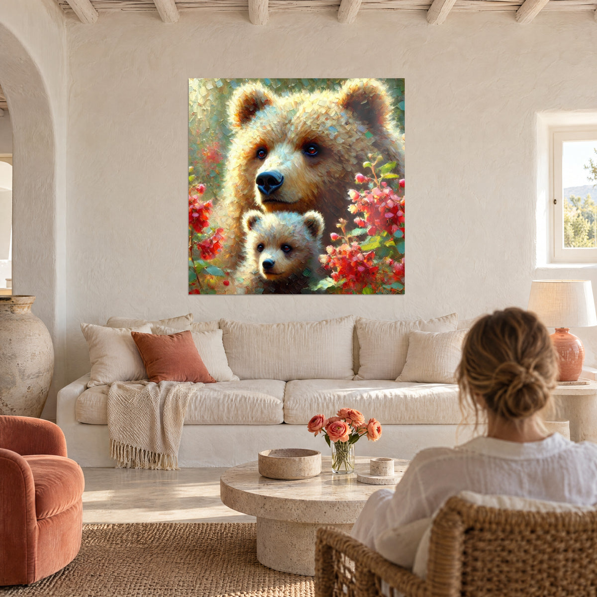 Tableau ourse protectrice au pelage crème et ocre, ourson blotti, fleurs rouges, au-dessus d'un canapé dans un salon lumineux