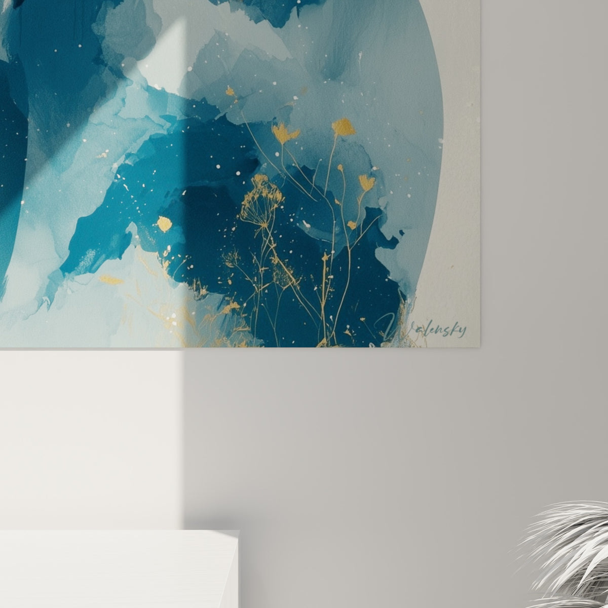 Empâtements bleu marine et coulures dorées se mêlant sur la texture aquarelle de l'ours brun