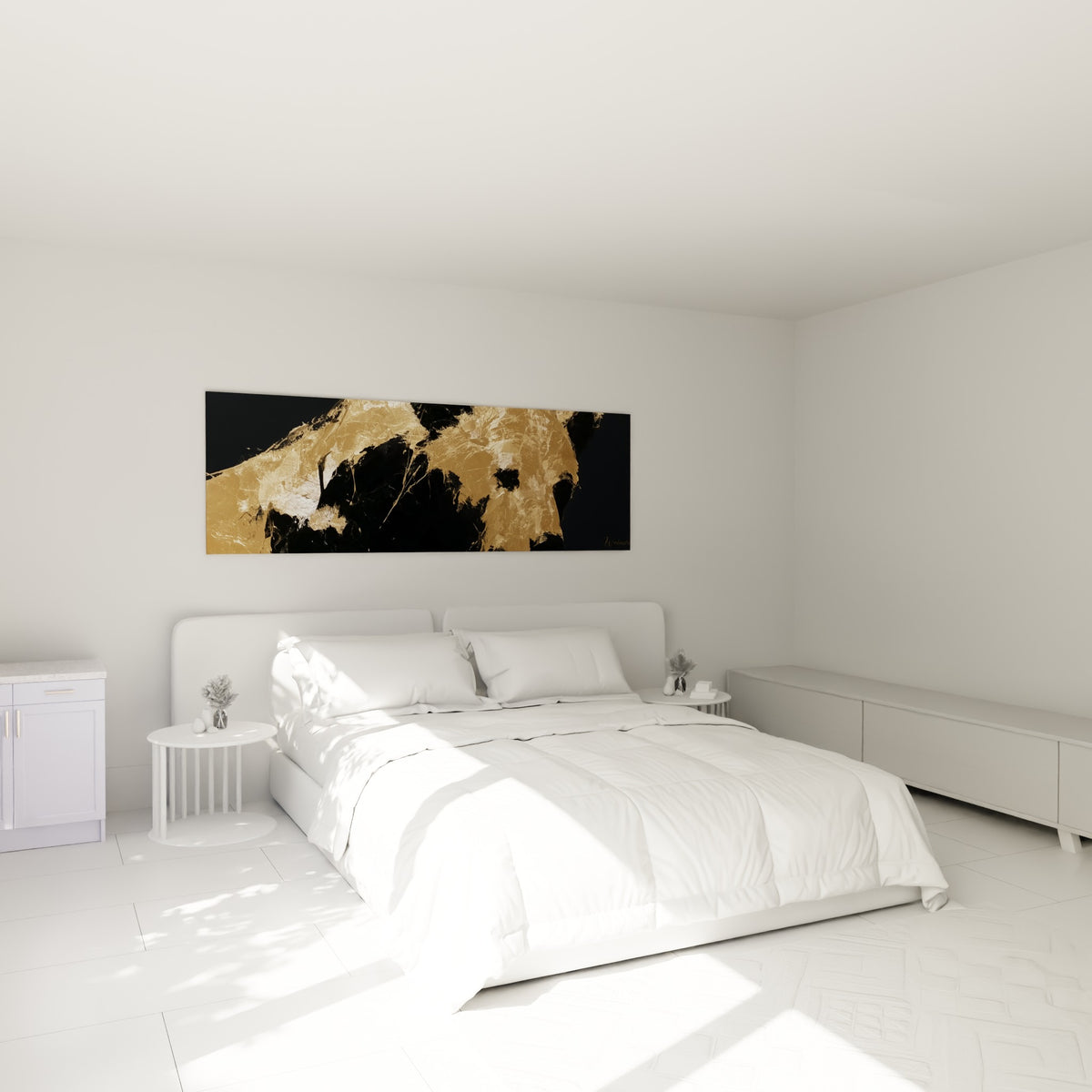 Silhouette d'ours brun doré et anthracite accrochée au-dessus d'un lit dans une chambre claire.