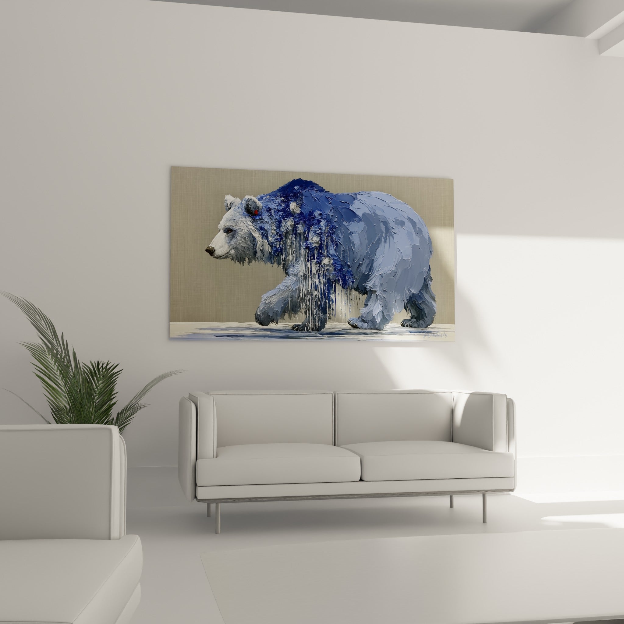 Ours massif en marche, dégradé blanc et bleu marine texturé, au-dessus d'un canapé dans un salon lumineux