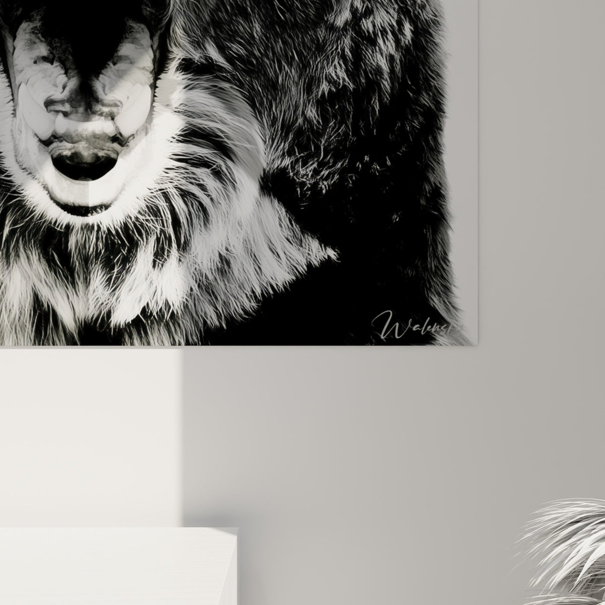 Détail du pelage d'ours brun, texture graphique en noir et blanc avec touches dorées et roses visibles