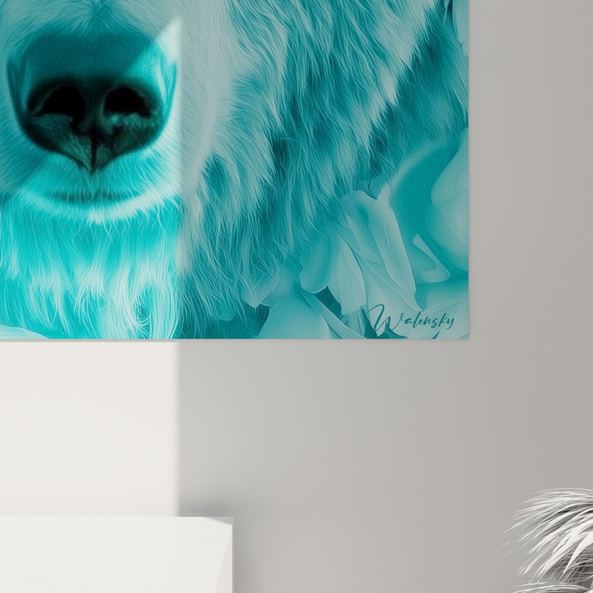 Texture du pelage d'ours brun où le turquoise et le blanc se mêlent en fines mèches sculptées