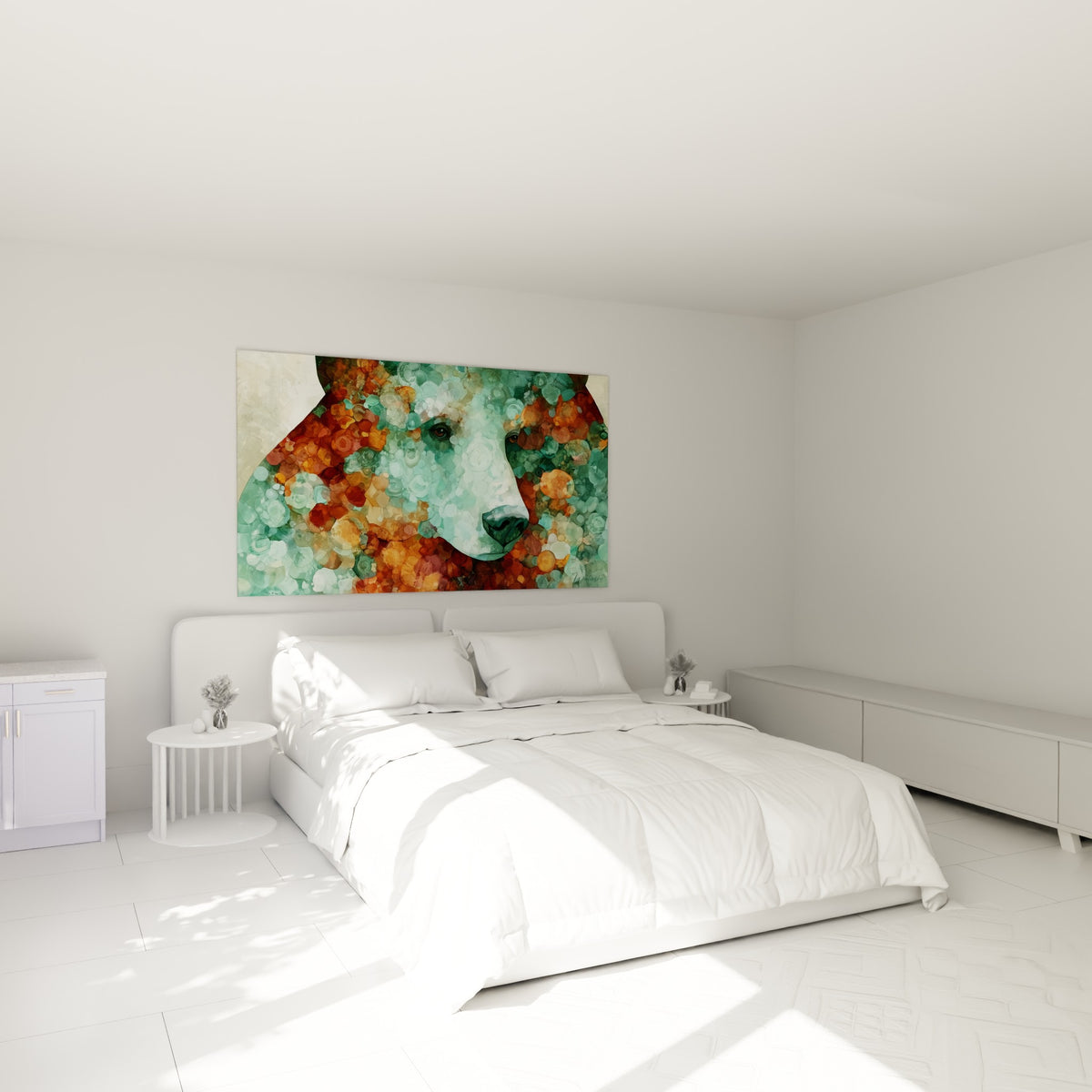 Ours brun turquoise et orangé aux motifs en bulles, accroché au-dessus d'un lit dans une chambre claire