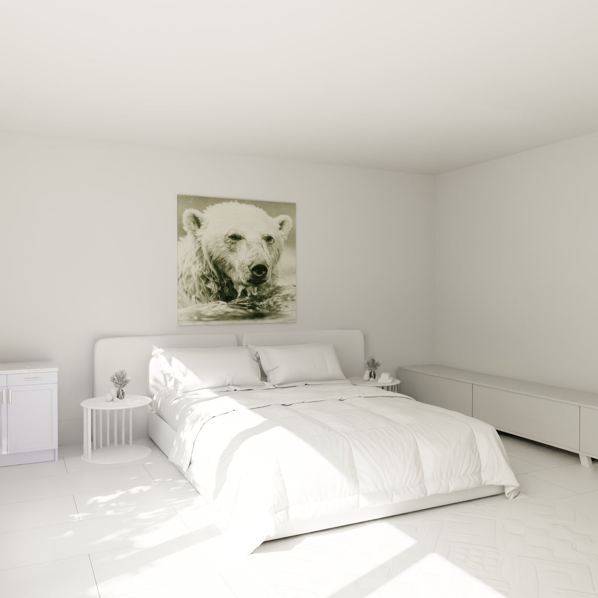 Ours polaire au pelage sépia et beige sable, regard perçant, accroché au-dessus d'un lit dans une chambre claire