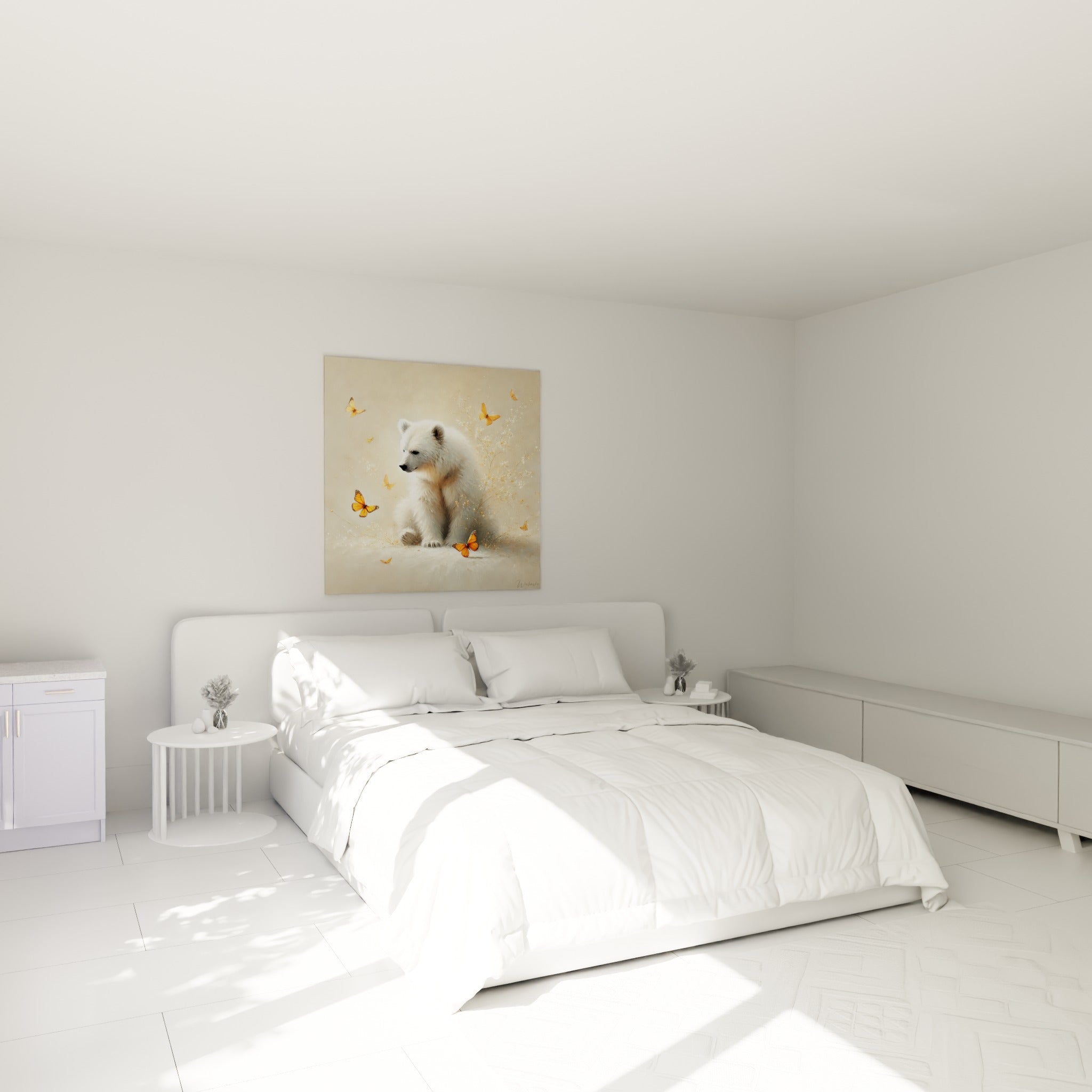 Ourson blanc entouré de papillons orange accroché au-dessus d'un lit dans une chambre claire