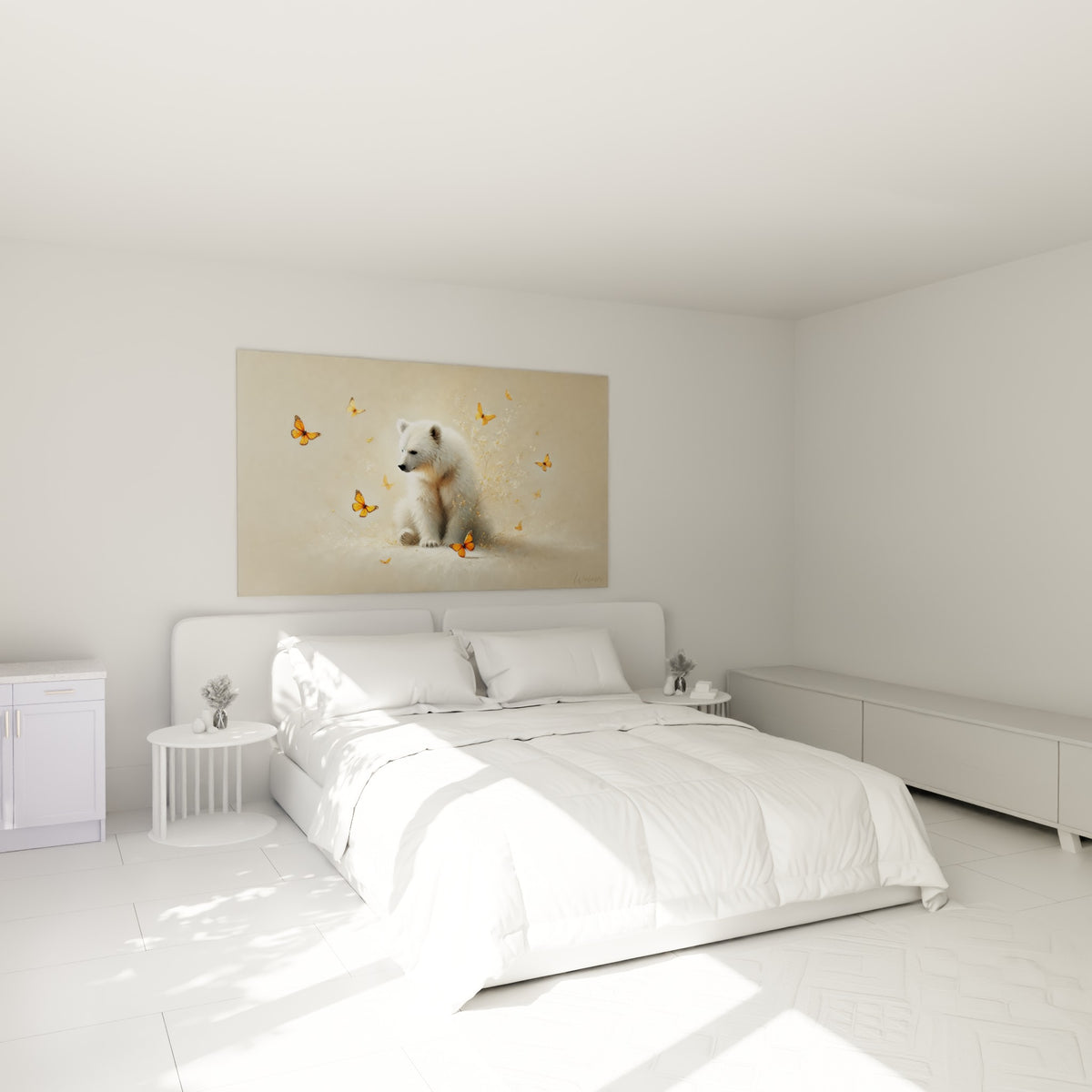 Petit ourson polaire blanc et papillons dorés au-dessus d'un lit dans une chambre claire