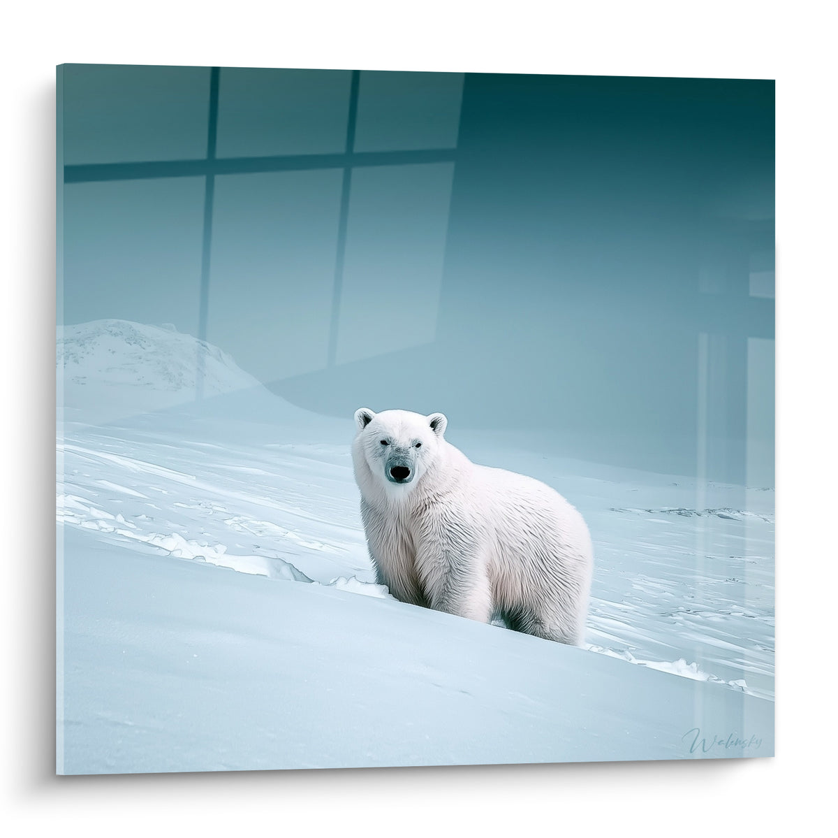 Ours polaire blanc et bleu debout sur une pente enneigée, regard fixé vers l'objectif
