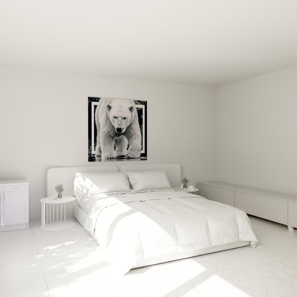 Silhouette massive d'ours polaire au pelage blanc et gris, au-dessus d'un lit dans une chambre claire
