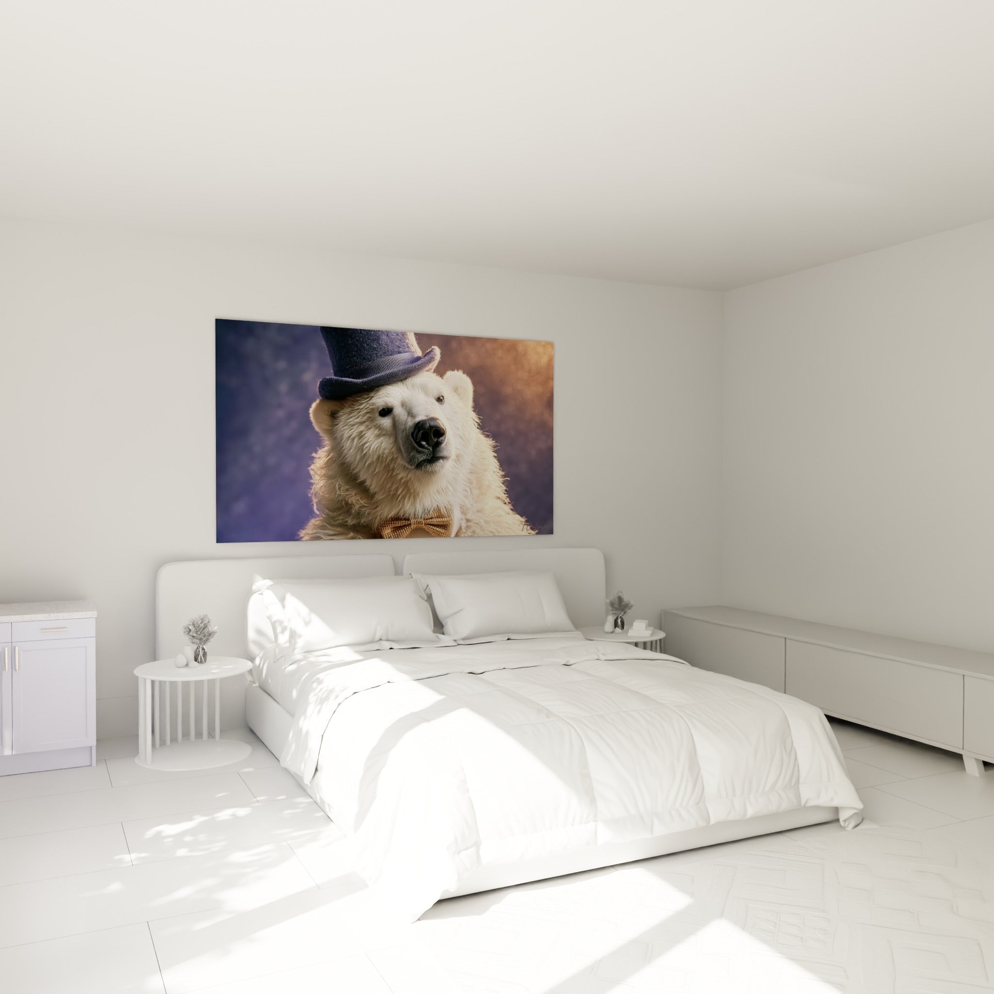 Portrait d'ours polaire en chapeau bleu et nœud doré accroché au-dessus d'un lit dans une chambre claire