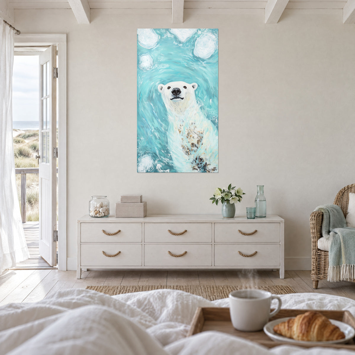 Gemälde großer Eisbär, der aus einem aquamarinfarbenen Strudel auftaucht, perlmuttfarbene Eiszapfen, über einem Bett in einem hellen Schlafzimmer