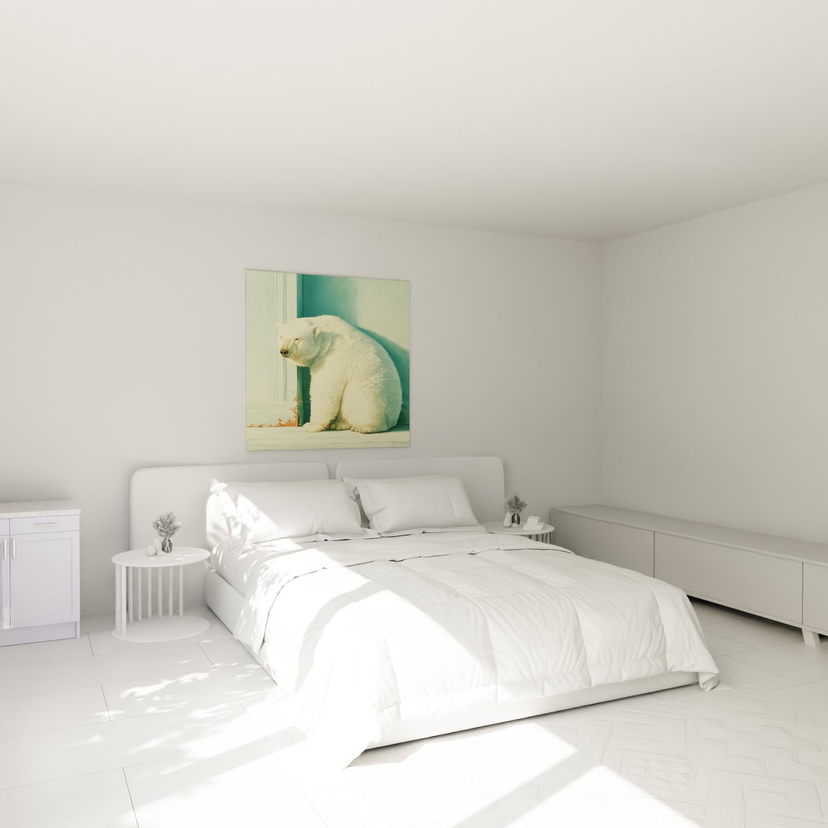Fourrure crème et museau sombre de l'ours polaire au-dessus d'un lit dans une chambre claire