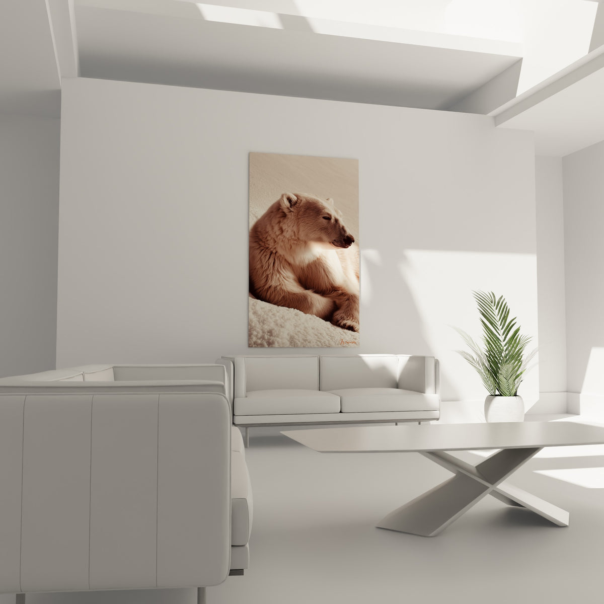 Ours polaire aux teintes ocre et crème, regard mi-clos, accroché au-dessus d'un canapé dans un salon lumineux
