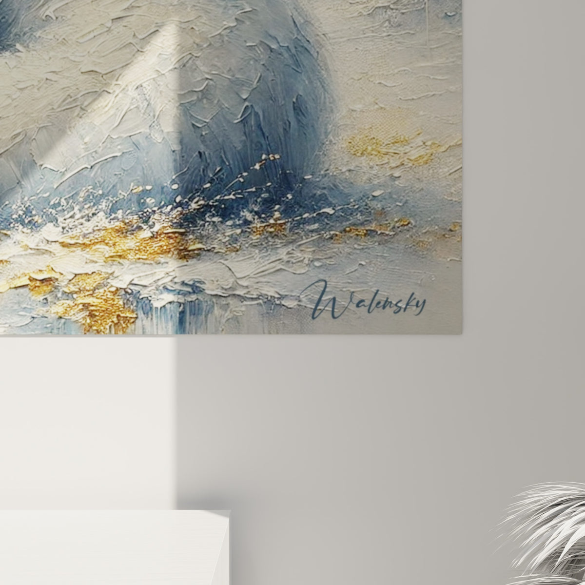 Empâtements épais du pelage blanc et éclats dorés visibles de près sur la toile des ours polaires