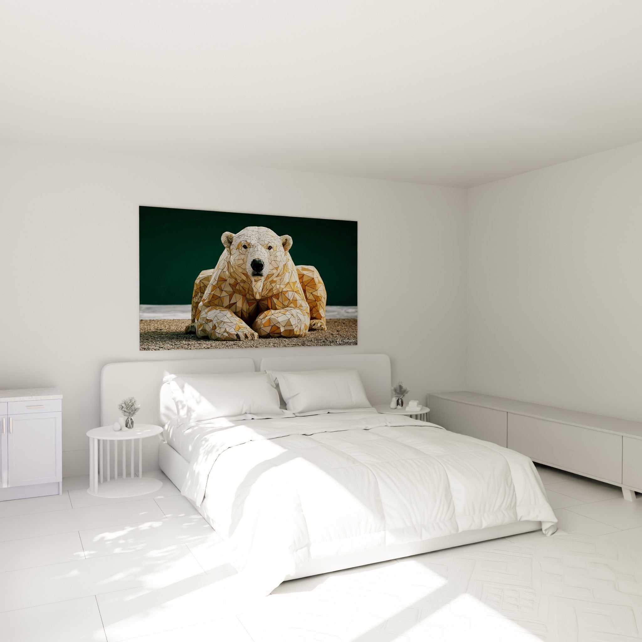 Regard fixe d'un ours polaire ocre et anthracite accroché au-dessus d'un lit dans une chambre claire