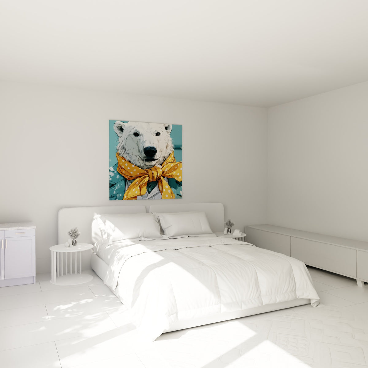 Museau noir et pelage blanc de l'ours polaire au foulard doré, au-dessus d'un lit dans une chambre claire