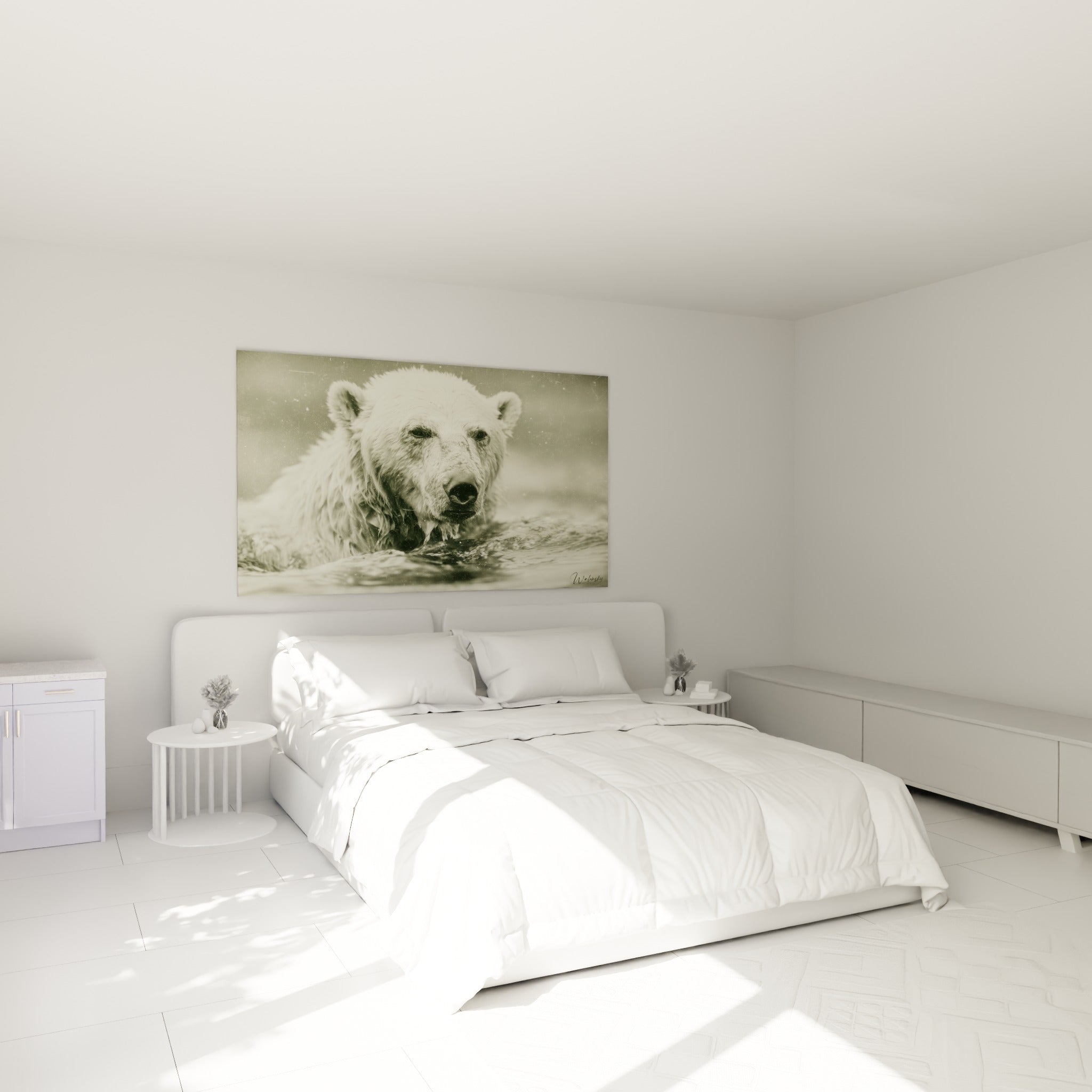 Museau noir et fourrure crème de l'Ours polaire accroché au-dessus d'un lit dans une chambre claire