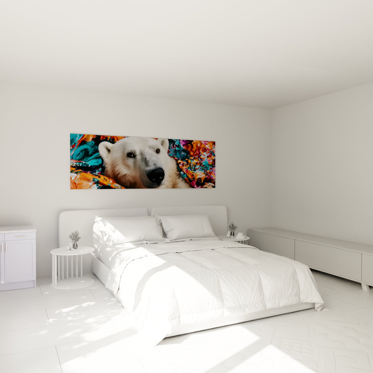 Museau noir de l'ours polaire cerné de fuchsia et bleu pétrole, au-dessus d'un lit dans une chambre claire