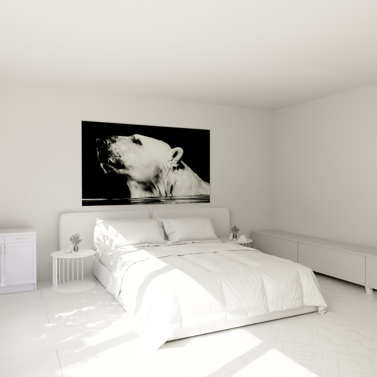 Museau levé d'un ours polaire blanc et noir accroché au-dessus d'un lit dans une chambre claire