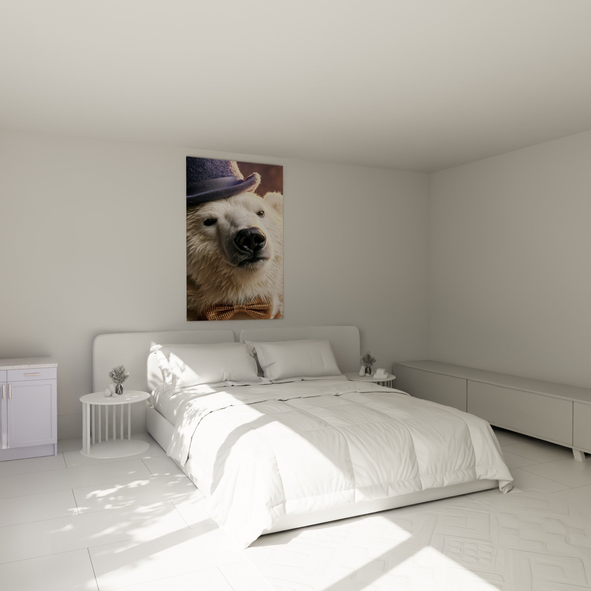 Museau blanc d'ours polaire coiffé de bleu marine et doré, accroché au-dessus d'un lit dans une chambre claire