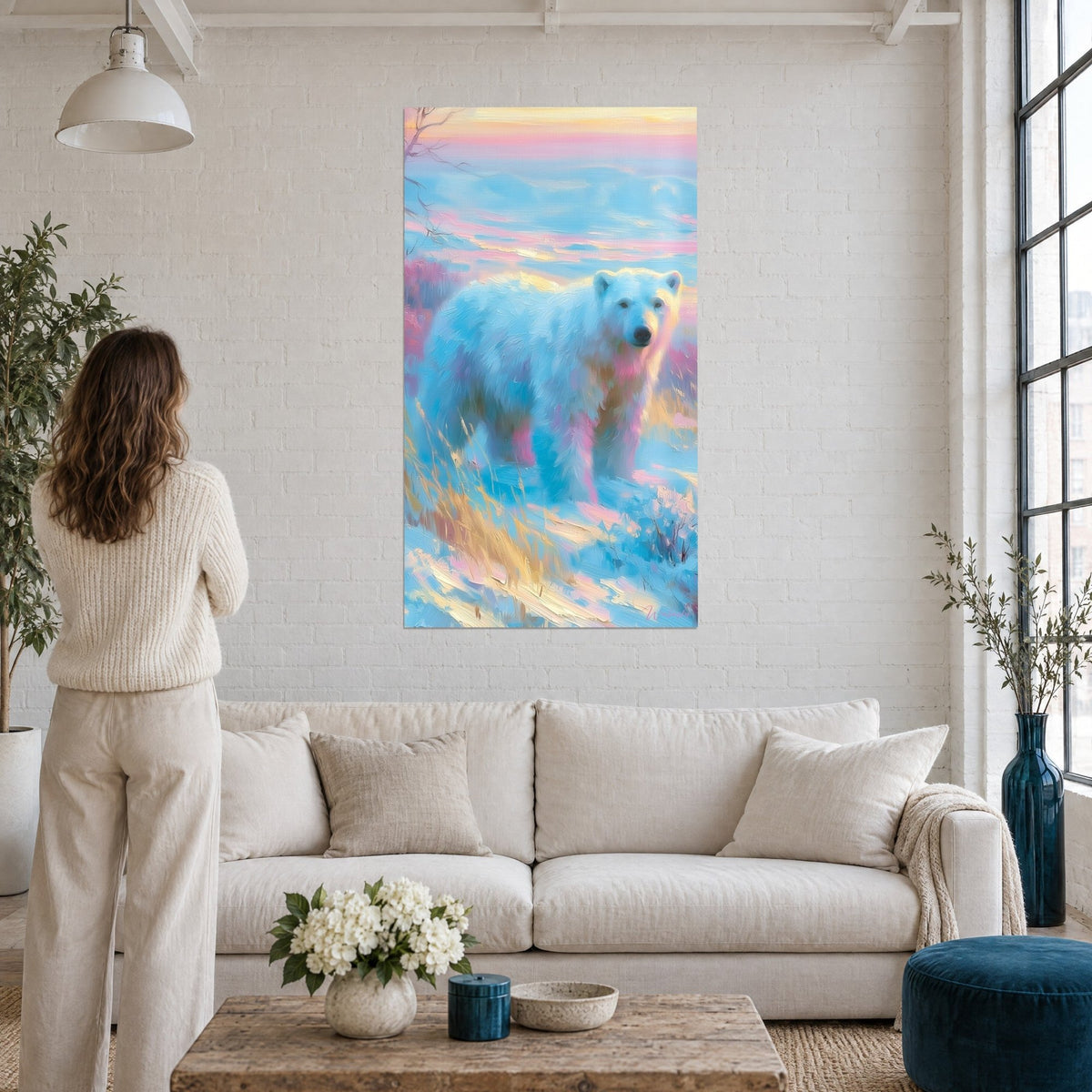 Cuadro oso polar de pelaje azul glaciar matizado de rosa, hierbas doradas escarchadas, sobre un sofá en un salón luminoso