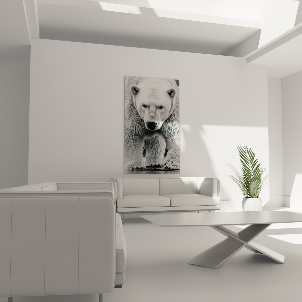 Ours polaire massif aux tons gris et blancs, pattes avant visibles, au-dessus d'un canapé dans un salon lumineux