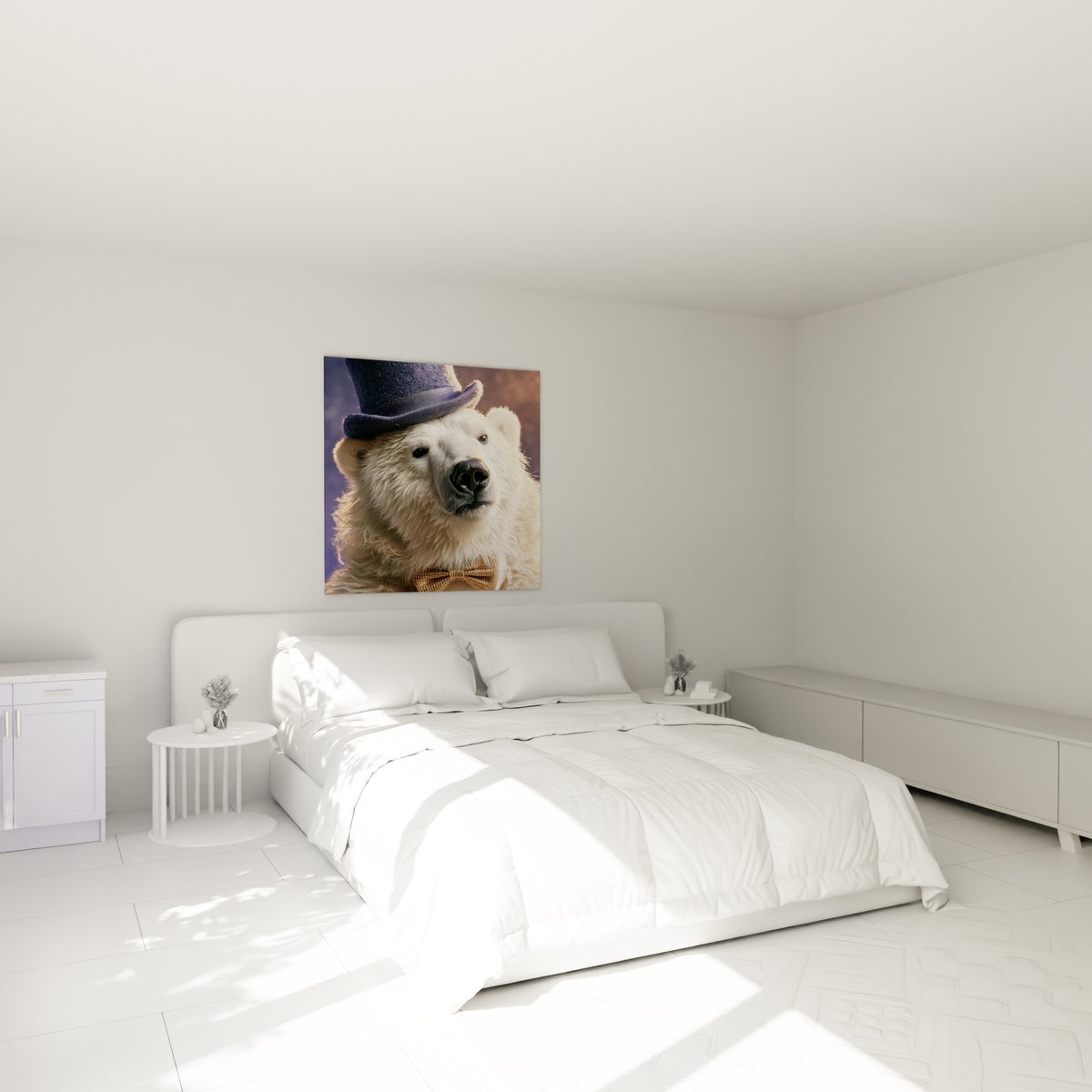 Regard doux d'un ours polaire au chapeau bleu et nœud doré, au-dessus d'un lit dans une chambre claire