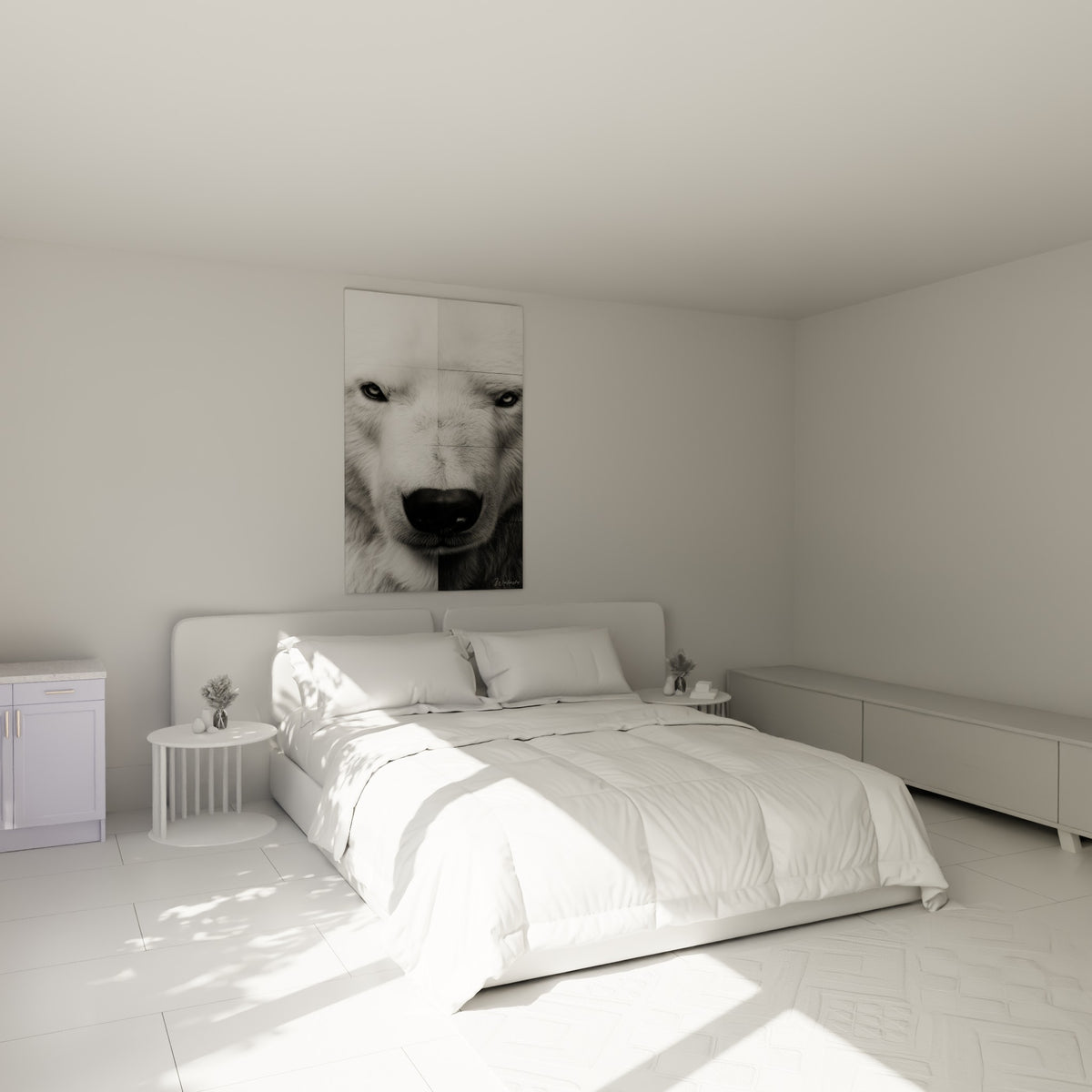 Ours polaire au pelage blanc et gris fixant l'objectif, accroché au-dessus d'un lit dans une chambre claire.