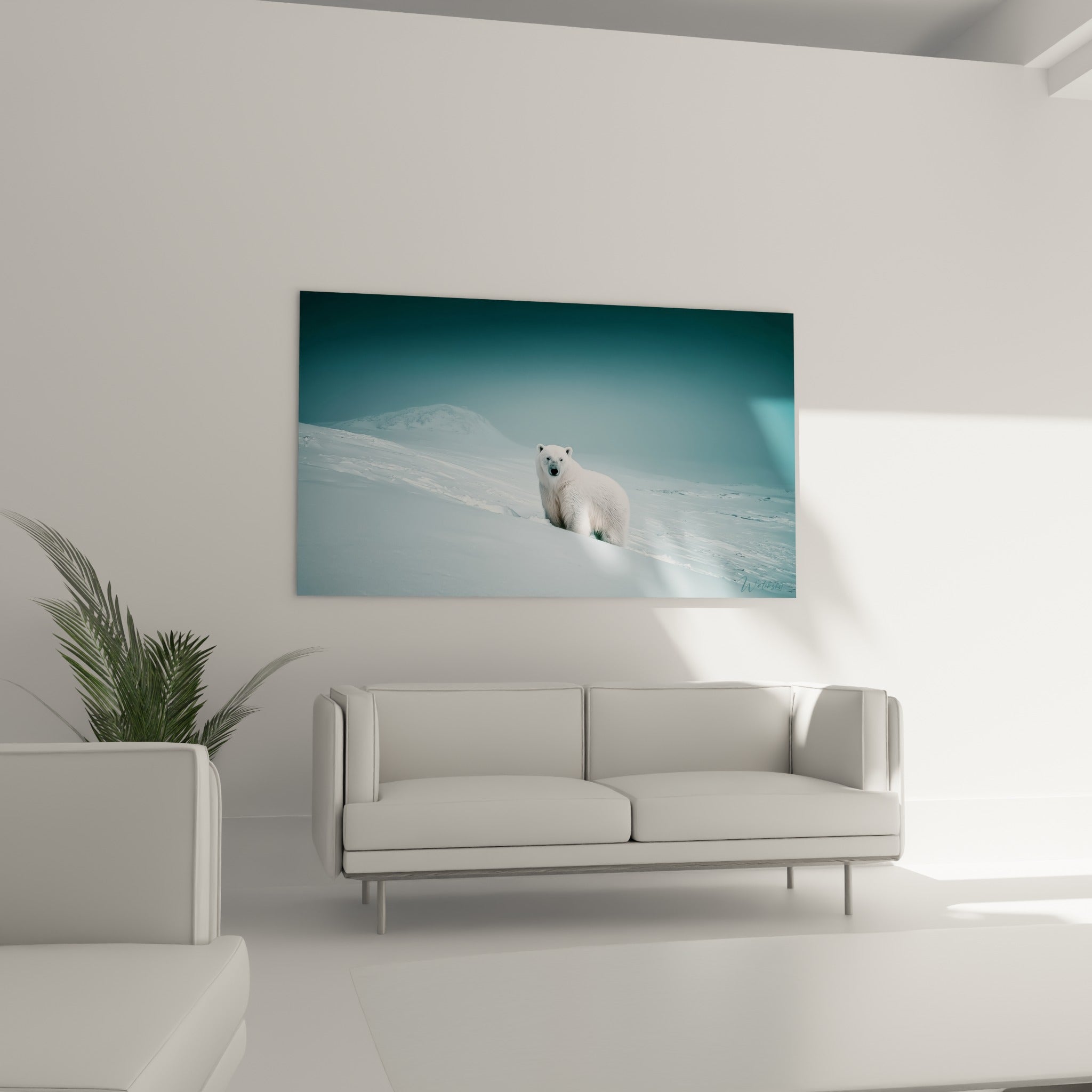 Silhouette blanche de l'ours polaire se détachant du bleu anthracite, au-dessus d'un canapé dans un salon lumineux