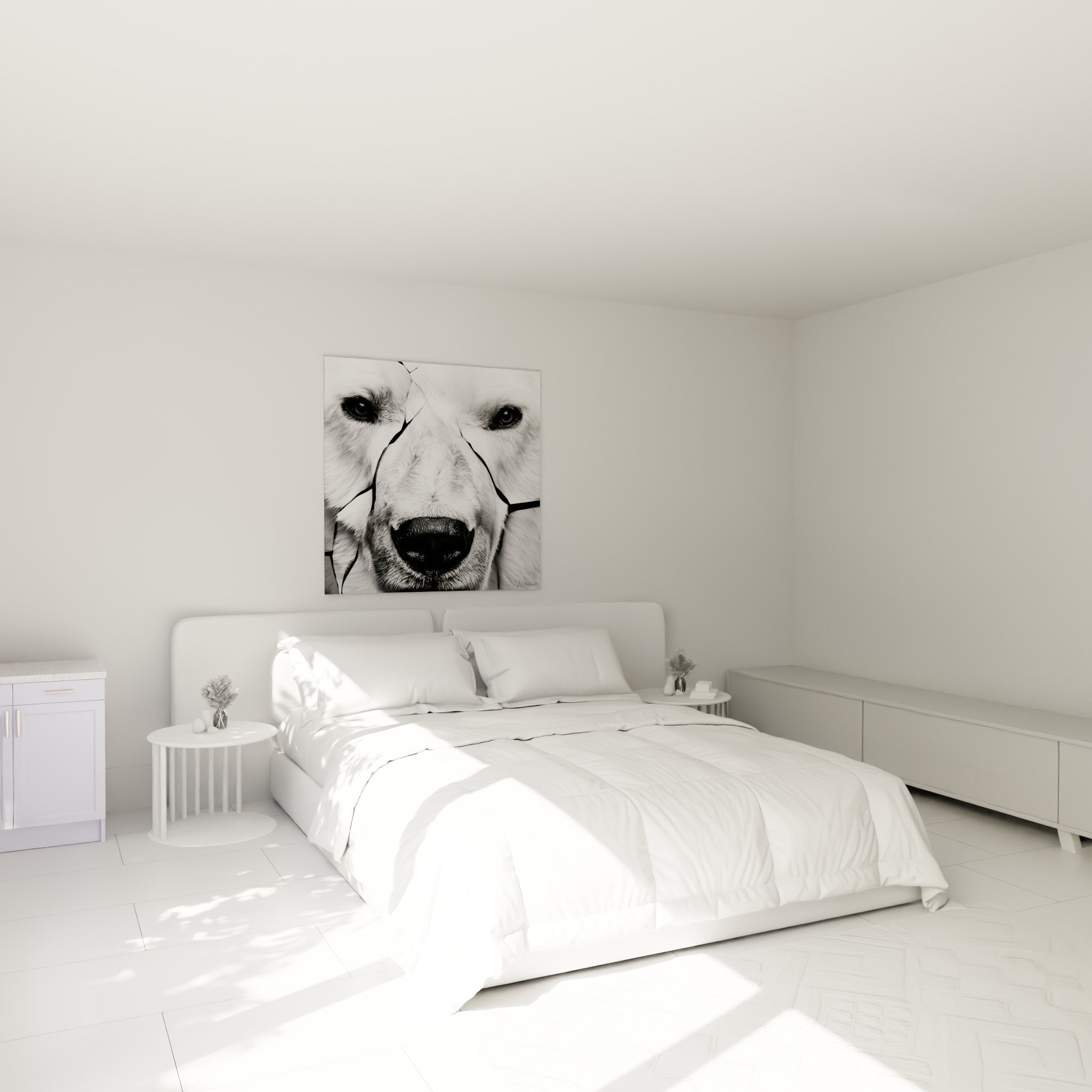 Museau noir et pelage blanc craquelé de l'ours polaire, accroché au-dessus d'un lit dans une chambre claire