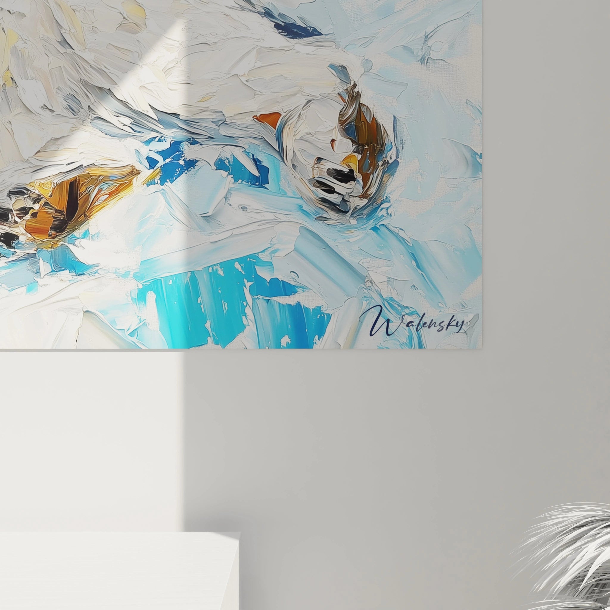 Tableau ours polaire Walensky avec peinture abstraite aux tons bleus et blancs accroché sur un mur blanc