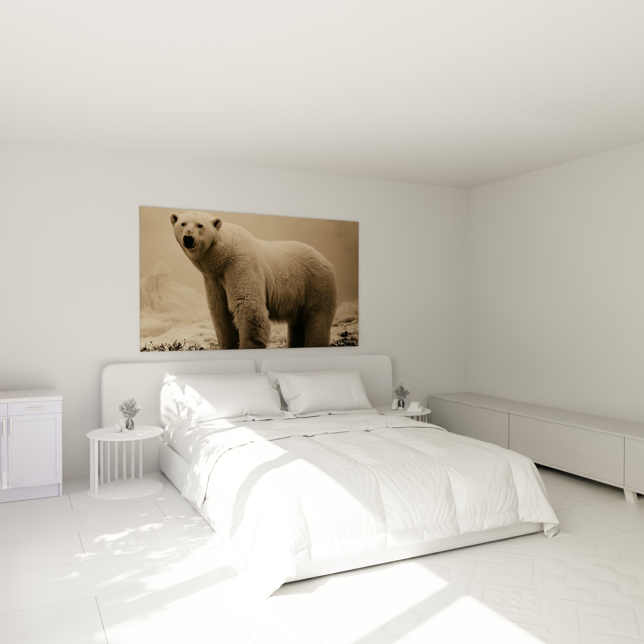 Museau noir et pelage sable de l'ours polaire, accroché au-dessus d'un lit dans une chambre claire